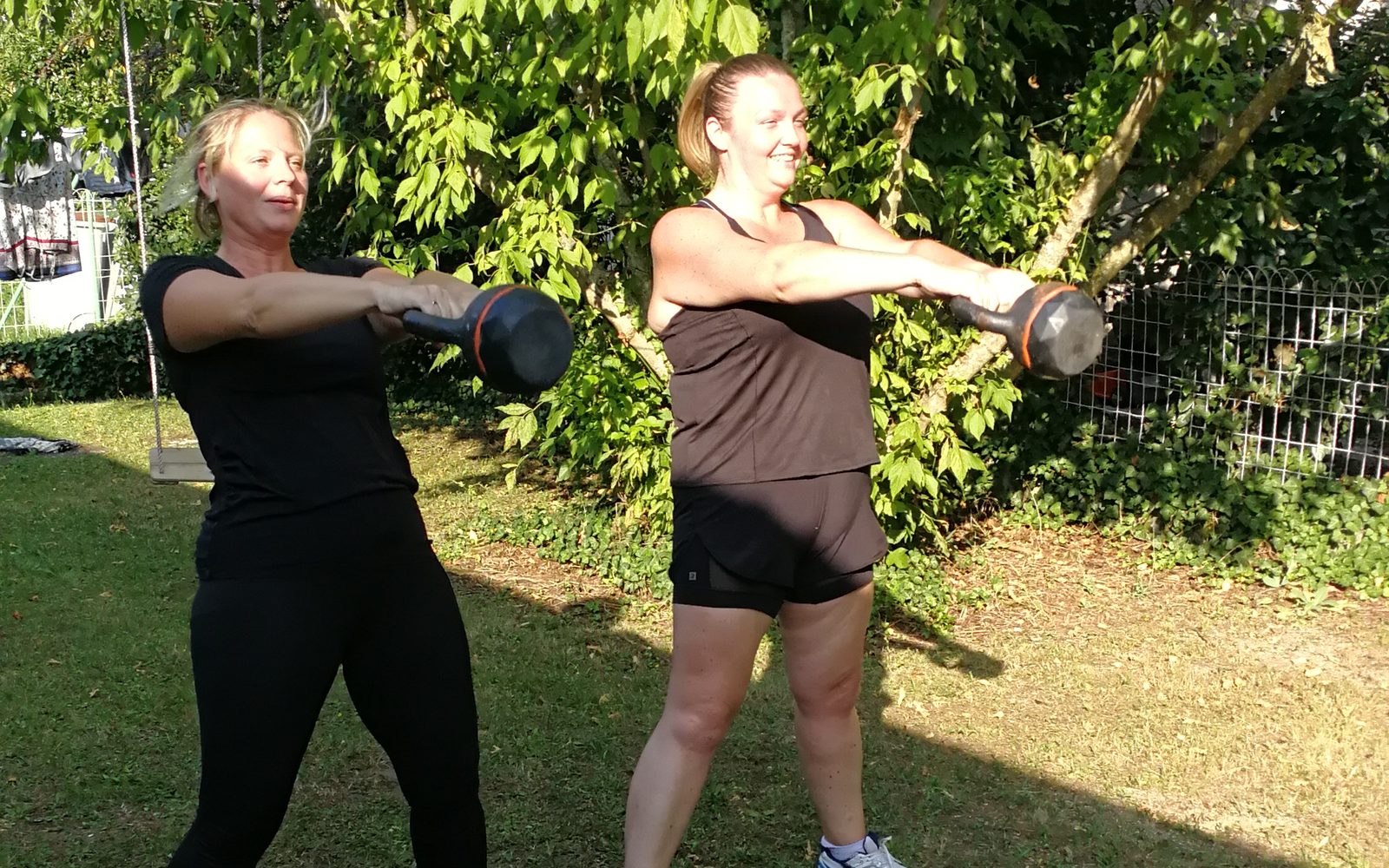 Deux clientes en séance de kettlebell en extérieur, encadrées par Thomas Lacarrière